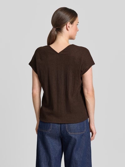 Frauenmodel trägt damski t-shirt z elastyczna mieszanka materiałów, krój taliowany, model 'Sirukus' z fakturowany wzór, głęboki okrągły dekolt, długość tyłu w rozmiarze 36: 50 cm od OPUS, kolor brązowy, szerokie rękawy, tekstura nierówna, gładkie spodnie jeansowe, całkowity widok z tyłu.