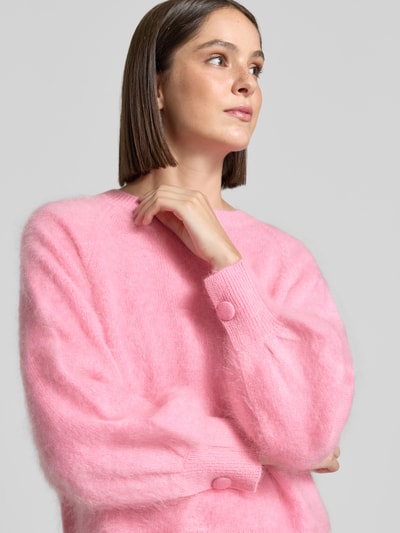 Frauenmodel trägt Regular Fit Pullover aus Kaschmir-Mix mit Woll-Anteil von HERZENS, Strick-Optik, Rundhalsausschnitt, rosa, Nahaufnahme Oberkörper.