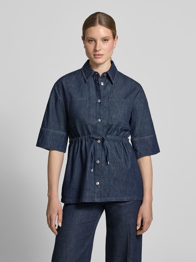 Frauenmodel trägt Hemdbluse in Denim-Optik mit Brusttaschen von Comma, Reine Baumwolle, taillierte Passform, Halbarm, Ganzkörperansicht von vorne.