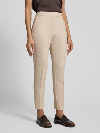 Frauenmodel trägt Hose mit Bügelfalten und Paspeltaschen am Gesäß von Comma im Slim-Fit aus Material-Mix mit Viskose-Anteil, Ganzkörperansicht von vorne.