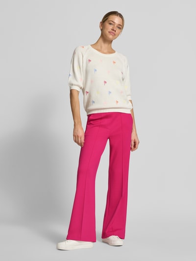 Frauenmodel trägt Flared Cut Hose mit elastischem Bund von Smith and Soul in Pink, Material-Mix mit Viskose-Anteil, Längsnähte, Ganzkörperansicht von vorne.