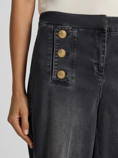 Kobiece model prezentuje Wide & Loose Fit Jeans aus Baumwoll-Mix Modell 'BRIDGET' od SEDUCTIVE, ciemny odcień, złote guziki, detal, Nahaufnahme okolicy biodra, damskie jeansy wide & loose fit SEDUCTIVE