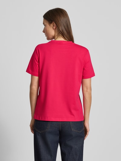 Frauenmodel trägt T-Shirt mit geripptem Rundhalsausschnitt Modell 'NORA' von Vila in Pink, Baumwoll-Elasthan-Mix, lockerer Schnitt, Ganzkörperansicht Rückansicht. Rückenlänge bei Größe S: 60 cm.