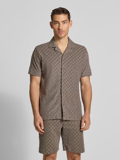 Männermodel trägt Regular Fit Freizeithemd mit Reverskragen von Lindbergh, brauner Baumwoll-Mix mit Karostruktur, Knopfleiste, Ganzkörperansicht von vorne.