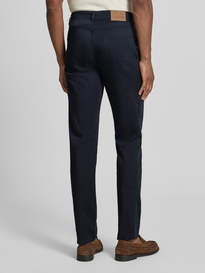 Männermodel trägt Hose mit Eingrifftaschen von Christian Berg Men in Dunkelblau, Baumwoll-Elasthan-Mix, Slim-Fit, Gesäßtaschen, Ganzkörperansicht Rückansicht.