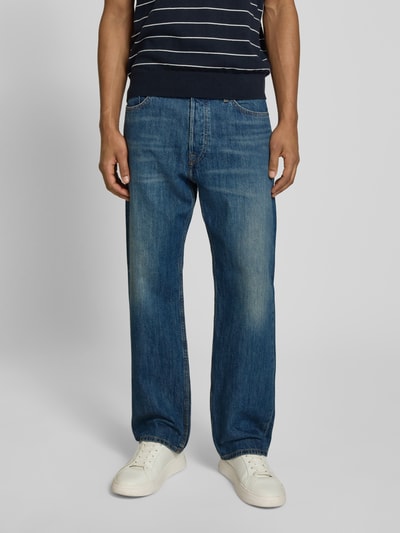 Mężczyznamodel nosi Jeans im Used-Look Modell 'Type 2' od Wood Wood, bawełna, krój relaxed fit, niebieski, Ganzkörperansicht von vorne. Szerokość w rozmiarze 32/32: 43 cm, długość nogawki od wewnątrz: 77 cm.