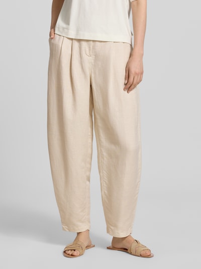 Kobiece model prezentuje Leinenhose mit angedeuteten Gesäßleistentaschen von Christian Berg Woman Selection, mieszanka lnu i wiskozy, krój barrel fit, zapięcie na haftkę i zamek błyskawiczny, zaszewki, szerokość w rozmiarze 36: 42 cm, długość wewnętrzna nogawki 71 cm, jasny beż, gładka tekstura, spodnie materiałowe, całe nogi widoczne z przodu