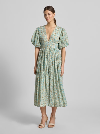 Frauenmodel trägt Cocktailkleid mit V-Ausschnitt und Puffärmeln von LACE & BEADS aus Reiner Baumwolle, A-Linie, Midikleid, Ganzkörperansicht von vorne.
