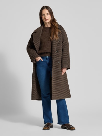 Vrouwenmodel draagt Flared Jeans met Knopsluiting van Christian Berg Woman, blauwe katoenmix met stretch, flared cut, 5-pocket, knoop- en ritssluiting, vooraanzicht volledige lichaamsopname.