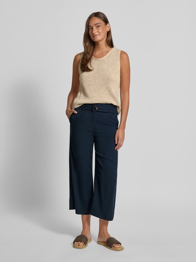 Frauenmodel trägt Culotte aus Viskose mit Gürtel von Christian Berg Woman, dunkelblau, Wide-Leg-Fit, Biesen, Eingrifftaschen, Ganzkörperansicht von vorne.
