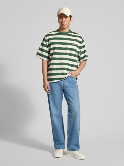 Mannelijk model draagt Jeans im Used-Look Modell 'Type 2' van Wood Wood van pure katoen in relaxed fit, met steekzakken, frontaal volledig lichaamsperspectief.