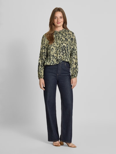 monari Bluzka o kroju regular fit z wiskozy ze zwierzęcym nadrukiem Zielony melanż 1