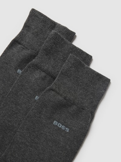 Produktfoto, Socken mit Label-Detail im 3er-Pack von BOSS, mieszanka bawełny z dodatkiem streczu, jednokolorowy, prążkowany ściągacz, detal z logo.