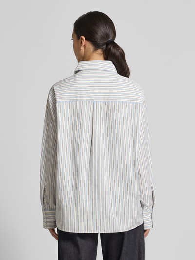Modelka prezentuje Oversized Hemdbluse aus reiner Baumwolle Modell 'JOMATO' od Essentiel Antwerp, biała z paskami, bawełna, luźny krój, widok całej sylwetki z tyłu.