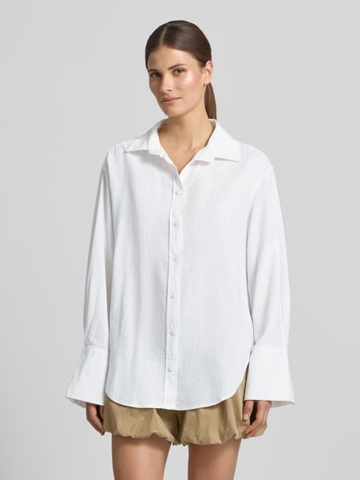 Modelka nosi Regular Fit Bluse aus Leinen-Baumwoll-Mix von Gina Tricot, biała mieszanka lnu i bawełny, krój regular fit, kołnierzyk koszulowy, listwa guzikowa, długość tyłu w rozmiarze S: 74 cm, długość rękawów w rozmiarze S: 60 cm, neutralne kolory, struktura matowa, widok na cały przód sylwetki