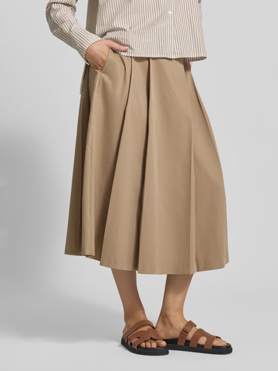 Kobiece model prezentuje spódnica midi z wszytym zamkiem błyskawicznym, wyhaftowane logo marki, model 'Vivian' od Raffaello Rossi, zaprasowane plisy, szerokość w rozmiarze 36: 38 cm, całkowita długość: 81 cm, ujęcie całej sylwetki z przodu.