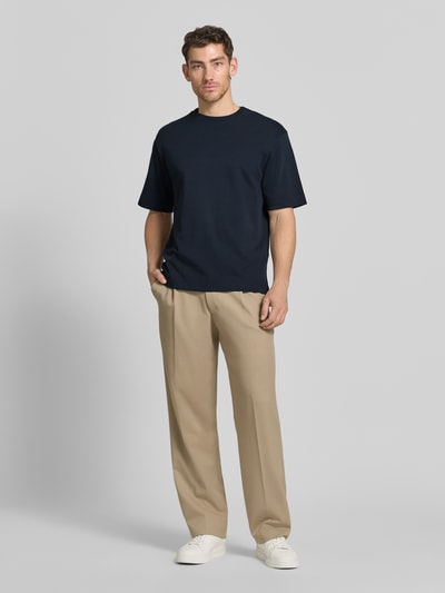 Männermodel trägt T-Shirt mit Logo-Print und Rundhalsausschnitt von Profuomo aus Reine Bio-Baumwolle im Relaxed-Fit, dunkelblau, Ganzkörperansicht von vorne. Rückenlänge bei Größe M: 70 cm.