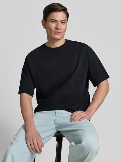 Männermodel trägt T-Shirt mit Rundhalsausschnitt Modell 'FIZVALLEY' von American Vintage, Reine Baumwolle, Loose-Fit, Ganzkörperansicht von vorne.