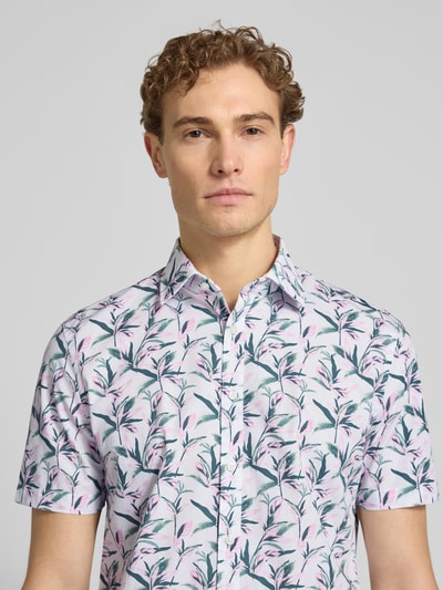 Männermodel trägt Slim Fit Business-Hemd aus Baumwolle mit Kentkragen von Jake*s im Allover-Look, helle Farben, Nahaufnahme Oberkörper. Rückenlänge 78 cm, Schulterbreite 47 cm, Ärmellänge 24 cm, Größe 39/40.