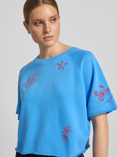 Frauenmodel trägt Sweatshirt mit Stitchings und 1/2-Arm von Oui in Hellblau, reine Baumwolle, Boxy Fit, Nahaufnahme Oberkörper.
