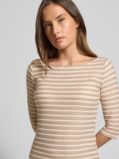 Frauenmodel trägt Longsleeve mit 3/4-Ärmel von Emporio Armani aus Viskose-Mix mit Stretch-Anteil, Slim Fit, U-Boot-Ausschnitt, Nahaufnahme Oberkörper.