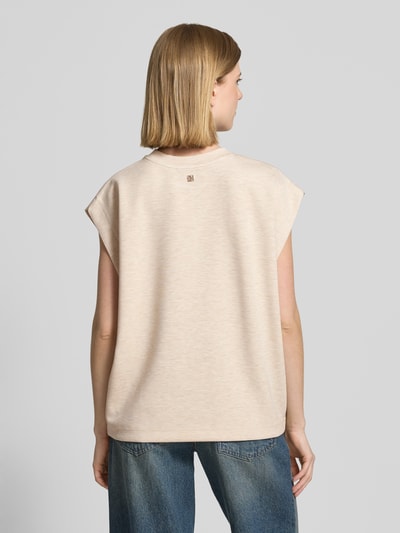 Frauenmodel trägt hellbeiges Damen Sweatshirt aus Viskose-Mix mit Stretch-Anteil von MOS MOSH, Loose-Fit, Kappärmeln, Modell 'Namara', Rückenansicht.