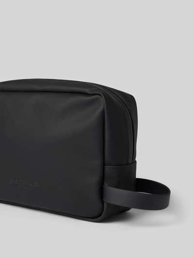 Produktfoto, czarna kulturtasche z Materiał skóropodobny i wytłoczone logo, produkt 'Kulturtasche mit Reißverschluss' od Gaston Luga, Główna przegroda z zamek błyskawiczny, przegródka wewnątrz, szlufka do trzymania z boku, Szerokość w rozmiarze 1: 26 cm, Długość w rozmiarze 1: 16 cm, Głębokość w rozmiarze 1: 6 cm, Długość paska na ramię w rozmiarze 1: 16 cm