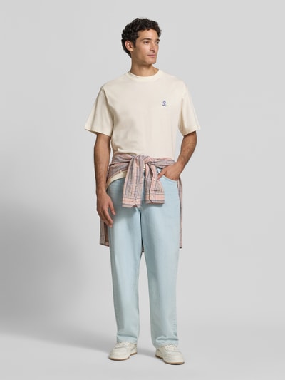 Männermodel trägt Relaxe Fit Oversized Shirt aus reiner Baumwolle Modell 'ICONIC Å MAARKOS' von ARMEDANGELS, hell, glatte Struktur, Ganzkörperansicht von vorne, Herren Oversized Shirt von ARMEDANGELS.
