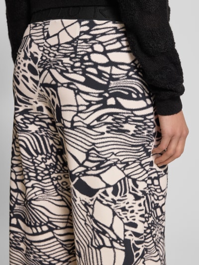 Frauenmodel trägt Relaxed Fit Stoffhose mit Allover-Print Modell 'Sally' von Raffaello Rossi im Elastischer-Material-Mix, Detailaufnahme.
