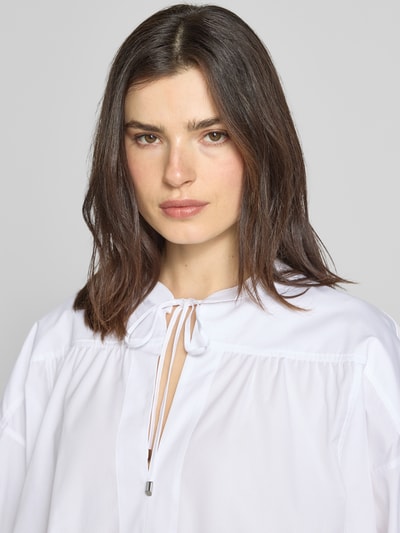 Frauenmodel trägt Oversized Bluse aus reiner Baumwolle Modell 'Bollana' von BOSS, Optik: Unifarben, Popeline, Nahaufnahme Oberkörper