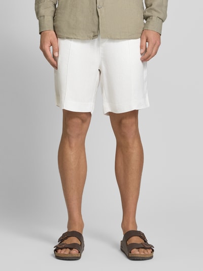 Męski model nosi Straight Fit Chinoshorts aus Leinen-Lyocell-Mix Modell 'CINO' od HUGO, białe, gładka faktura, przód, ujęcie całopostaciowe