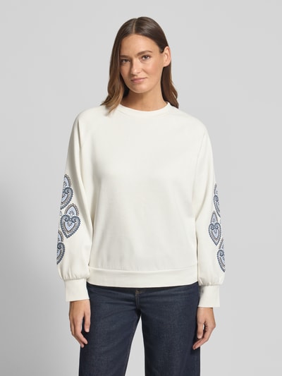 Vrouwenmodel draagt Regular Fit Sweatshirt mit Motiv-Stitching van zero in wit, katoenmix, ronde hals, elastische boorden, motiefstitching op de mouwen, Ganzkörperansicht van voren.