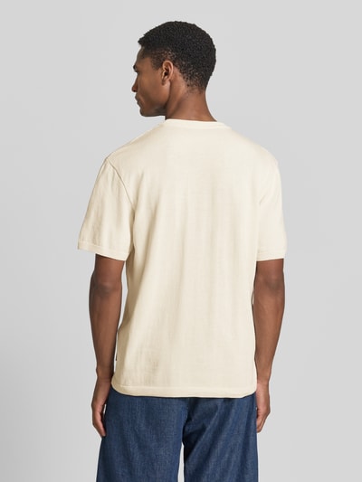 Männermodel trägt Relaxed Fit T-Shirt aus reiner Baumwolle von Armedangels, Optik: Unifarben, Feinstrick, Ganzkörperansicht Rückansicht.
