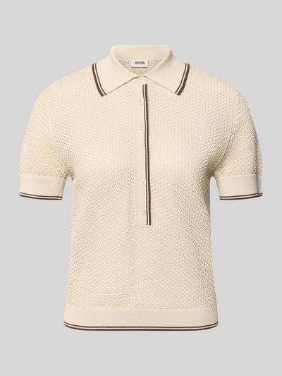 Produktfoto, Strickshirt mit Polokragen und knoopsluiting model 'MEROPE' van DRYKORN, puur katoen, regular fit, dames, beige met bruine details, structuur breisel, ruglengte maat S 50 cm, mouwlengte maat S 20 cm.