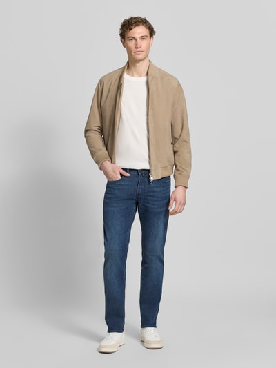 Männermodel trägt Jeans im Used-Look Modell 'Lyon' von Pierre Cardin in Blau, Baumwoll-Mix mit Viskose-Anteil, Regular-Fit, Ganzkörperansicht von vorne, Bundweite 42 cm, Innenbeinlänge 80 cm bei Größe 32/32.