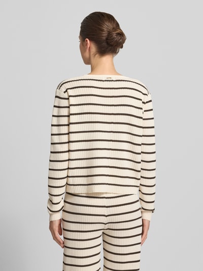 Frauenmodel trägt Loose Fit Cardigan aus Viskose-Mix Modell 'NURIA' von VILLA SOPHIE, efekt: wzór na całej powierzchni, krój loose fit, taśma do wiązania, dekolt w serek, aplikacja z metką, długi rękaw, wykończenie materiału: dzianina, mieszanka wiskozy, Ganzkörperansicht Rückansicht.