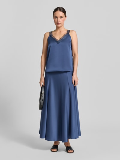 Frauenmodel trägt Trägertop mit Spitzenbesatz von Zero in Blau, Satin, Regular-Fit, V-Ausschnitt, glatte Textur, Ganzkörperansicht von vorne. Rückenlänge bei Größe 36: 40 cm.