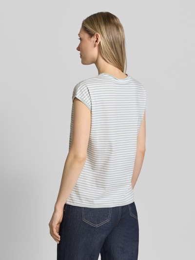 Frauenmodel trägt T-Shirt mit Rundhalsausschnitt von Christian Berg Woman aus Reine Baumwolle, Regular-Fit, Rollsaum, Rückenlänge 55 cm, Weiß mit feinen blauen Streifen, glatte leichte Textur, Ganzkörperansicht Rückansicht.