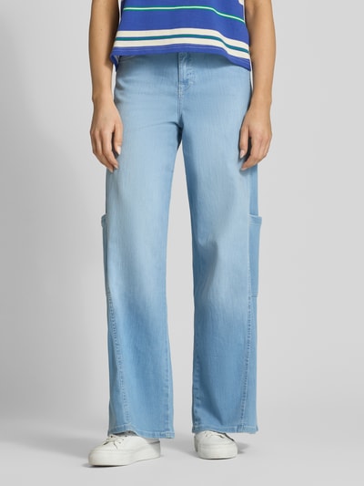 Frauenmodel trägt Wide Leg Jeans mit Cargotaschen Modell 'LIVA SEAM CARGO' von Angels in Hellblau, Baumwoll-Mix mit Stretch, Ganzkörperansicht von vorne.