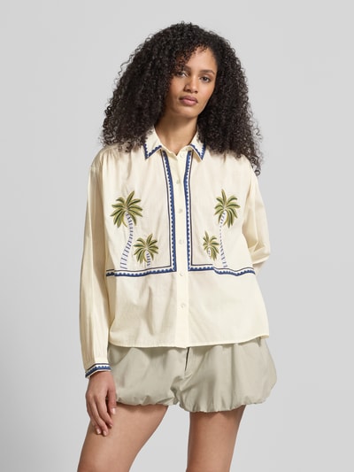 Kobiece model prezentuje Regular Fit Hemdbluse mit floralem Stitching od Jake*s Casual, kremowa, kołnierzyk koszulowy, haft kwiatowy, listwa guzikowa, zakończenia rękawów, długość tyłu 61 cm, długość rękawów 57 cm, stylizacje casualowe, widok całej sylwetki z przodu.