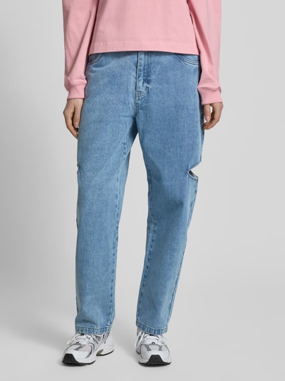 Frauenmodel trägt Wide Leg Jeans mit Cut Out von Karo Kauer in Hellblau, 5-Pocket-Design, reine Viskose, Ganzkörperansicht von vorne.