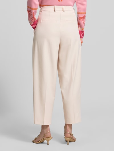 Frauenmodel trägt Straight Fit Cropped Hose mit Bügelfalten von Smith and Soul im hellen Farbton, Material-Mix mit Viskose-Anteil, Ganzkörperansicht Rückansicht.