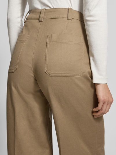 Frauenmodel trägt Wide Leg Hose aus Baumwoll-Lyocell-Mix von Marc O'Polo in Beige, unifarben, Gesäßtaschen, Feinripp, Ganzkörperansicht Rückansicht.