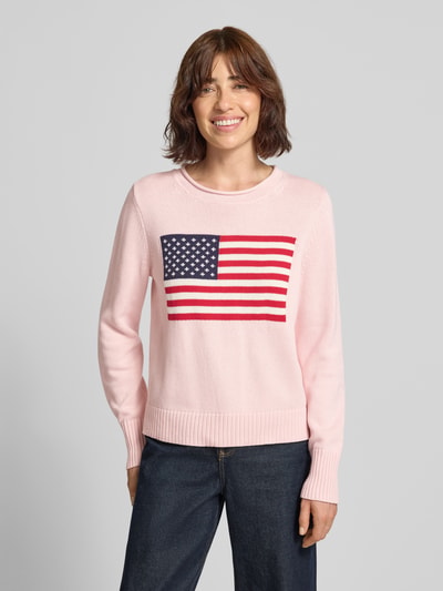 Vrouwenmodel draagt gebreide pullover met ronde hals van GAP, puur katoen, regular fit, ribboorden, lichtroze met vlagmotief, Nahaufnahme Oberkörper.