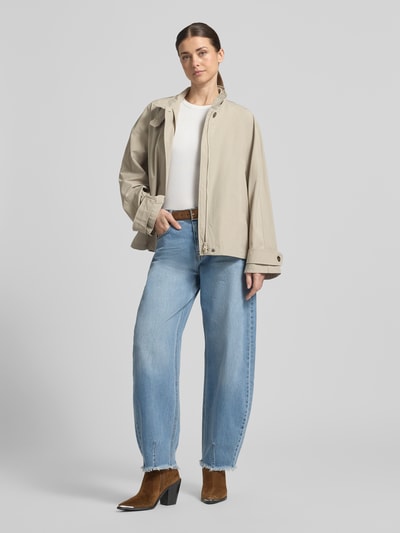 Vrouwenmodel draagt Loose Fit Parka met katoen-aandeel model 'NEBU' van ECOALF in effen beige, webstof, lange mouwen, steekzakken, volledige lichaamsvoorzijde.