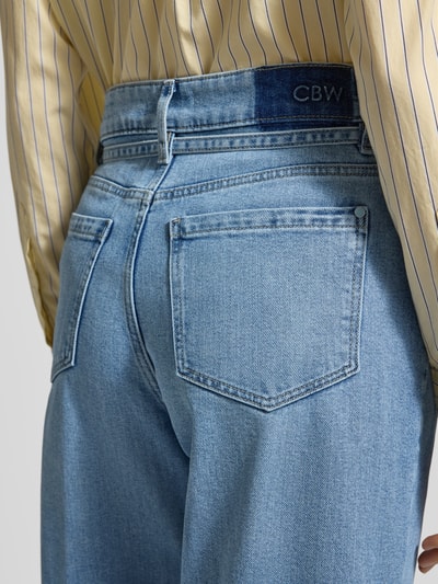 Frauenmodel trägt Wide Leg Jeans mit Bindegürtel von Christian Berg Woman, hellblauer Denim, Längsnähte, Gesäßtaschen, Detailaufnahme Rückansicht.