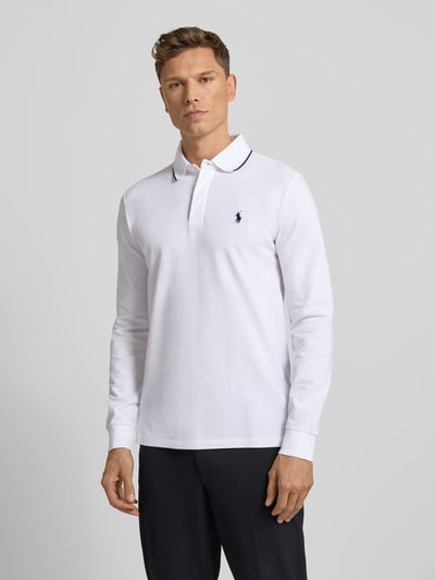Männermodel trägt Poloshirt mit Label-Stitching von Polo Ralph Lauren, weiß, Baumwoll-Elasthan-Mix, Regular-Fit, Ganzkörperansicht von vorne.