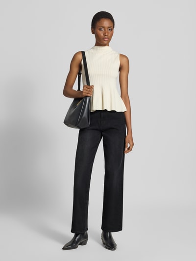 Frauenmodel trägt Relaxed Fit Jeans aus Baumwoll-Mix Modell 'YARA' von Cars Jeans, 5-Pocket-Design, Ganzkörperansicht von vorne.