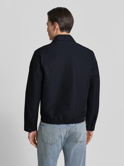 Männermodel trägt Regular Fit Blouson mit Label-Patch von Marc O'Polo × DFB Travel Collection, Optik: Unifarben, Rückansicht, Baumwoll-Mix.