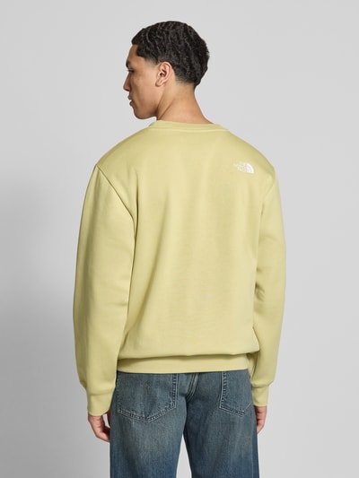 The North Face Relaxed Fit Sweatshirt mit Label-Stitching Modell 'ESSENTIAL' Hellgelb 5
